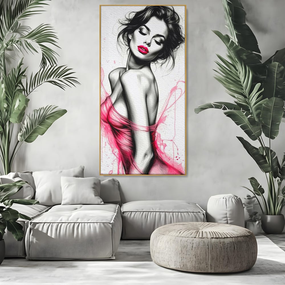 Tablou canvas cu portret schitat de femeie cu buze roz, in rama de aluminiu auriu, pe perete intr-un living
